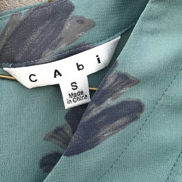 CAbi 🌷 Tulip Sleeveless Top - Picture 3 of 4